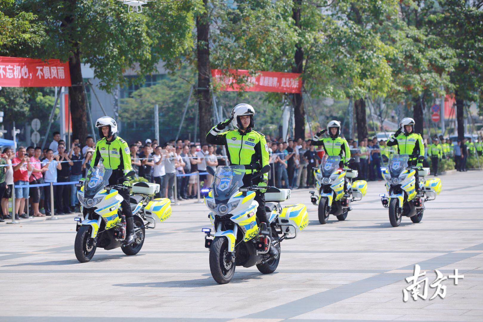 定格瞬间东莞铁骑风雨兼程为市民平安护航