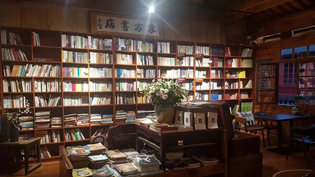 延续旧时东方书店售卖古旧图书的传统,现在书店里也有不少古旧图书