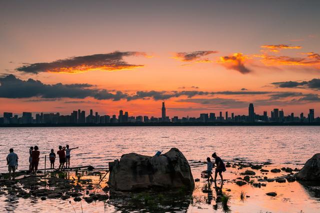 夜跑,夜骑,夜游…… 东湖圆武汉人"仲夏夜之梦"