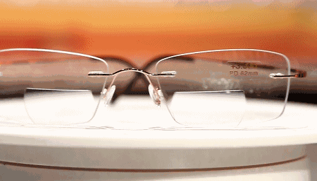 0 3 超软:眼镜可以随意弯曲折叠甚至打结 0 4 防碎:防弹玻璃做的镜片