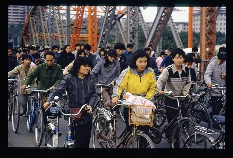 20世纪70年代末,上班高峰期,广州海珠桥上的车流.
