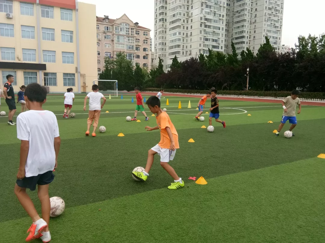 不惧酷暑夏练三伏—八大峡小学体育训练队的孩子们