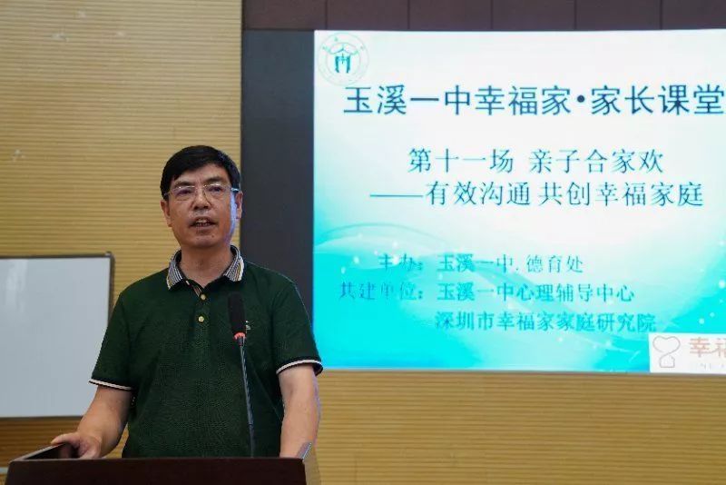 李校长在讲话中向大家汇报了学校今年的高考成绩:玉溪一中蔡千千同学