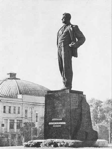 凯旋门广场上的马雅可夫斯基雕像