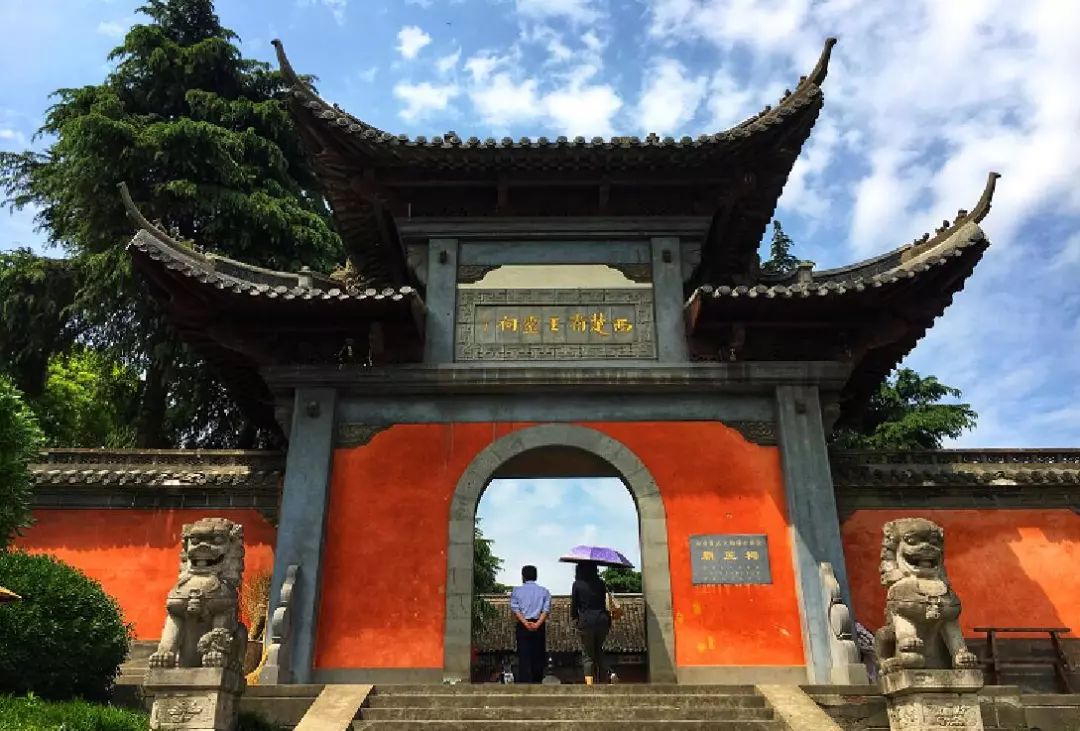 夏日绝句乌江霸王祠盛夏酷暑难耐,来天门山登高远眺,看看江景,吹吹江