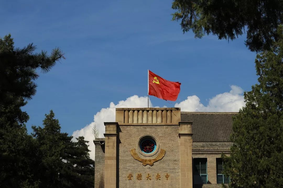 团队成员首先前往中国人民抗日军政大学,延安革命教育圣地等红色旅游