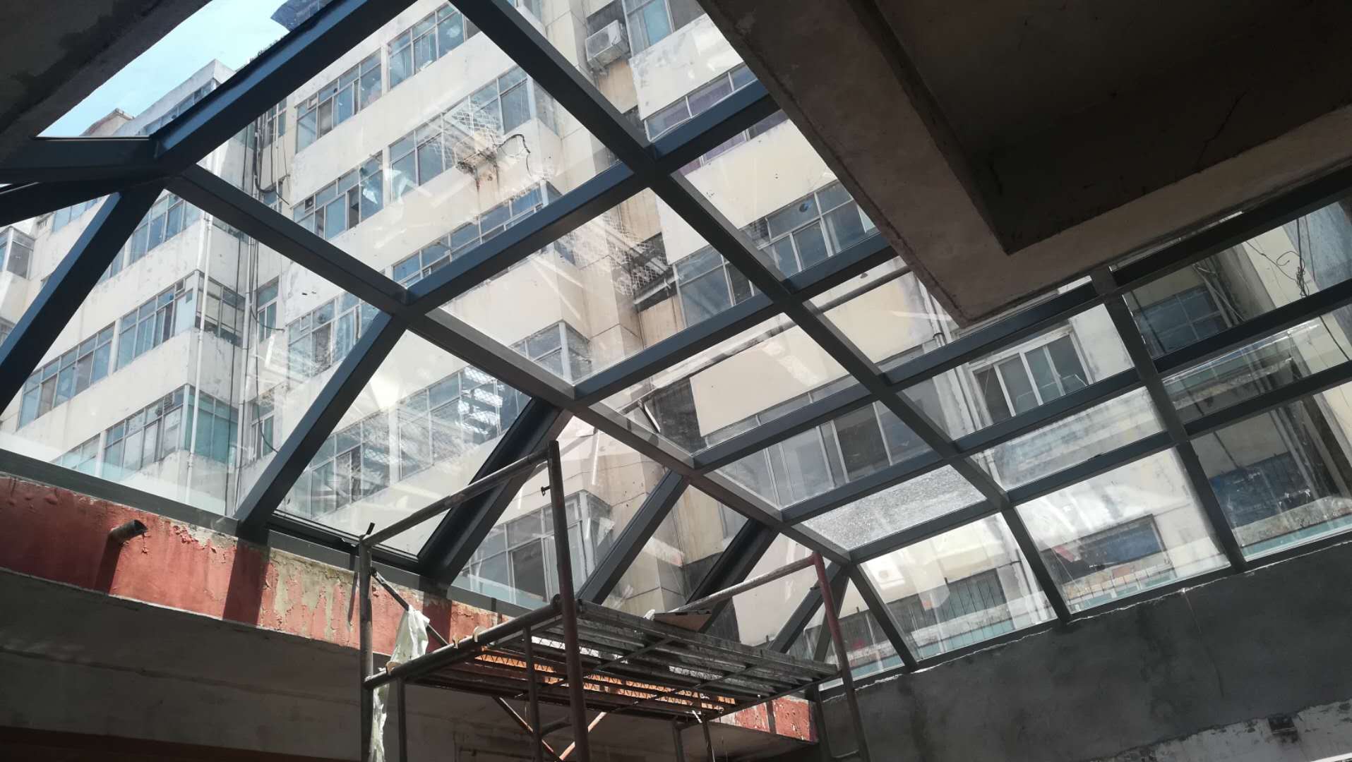 案例施工|洛阳嵩县天井玻璃顶采光顶,电动天窗安装