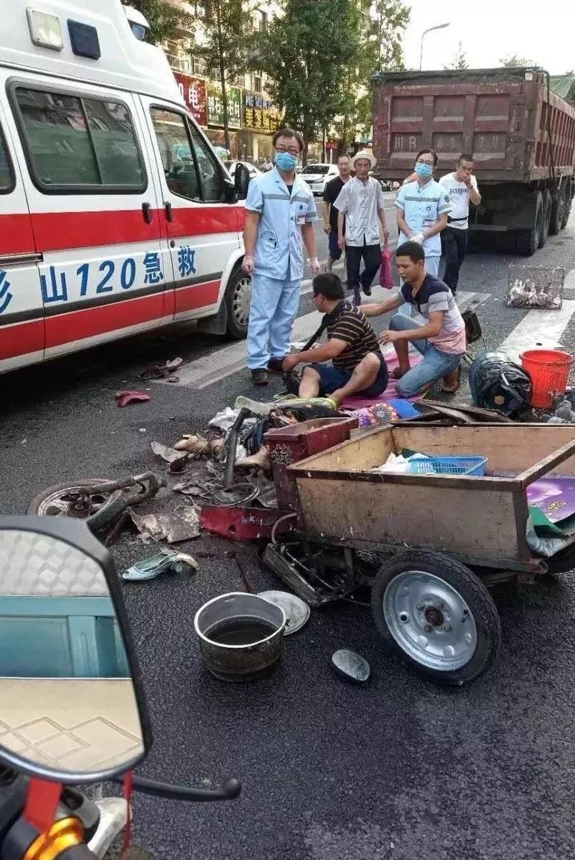 女子双腿被压烂!彭山城北市场发生严重车祸!