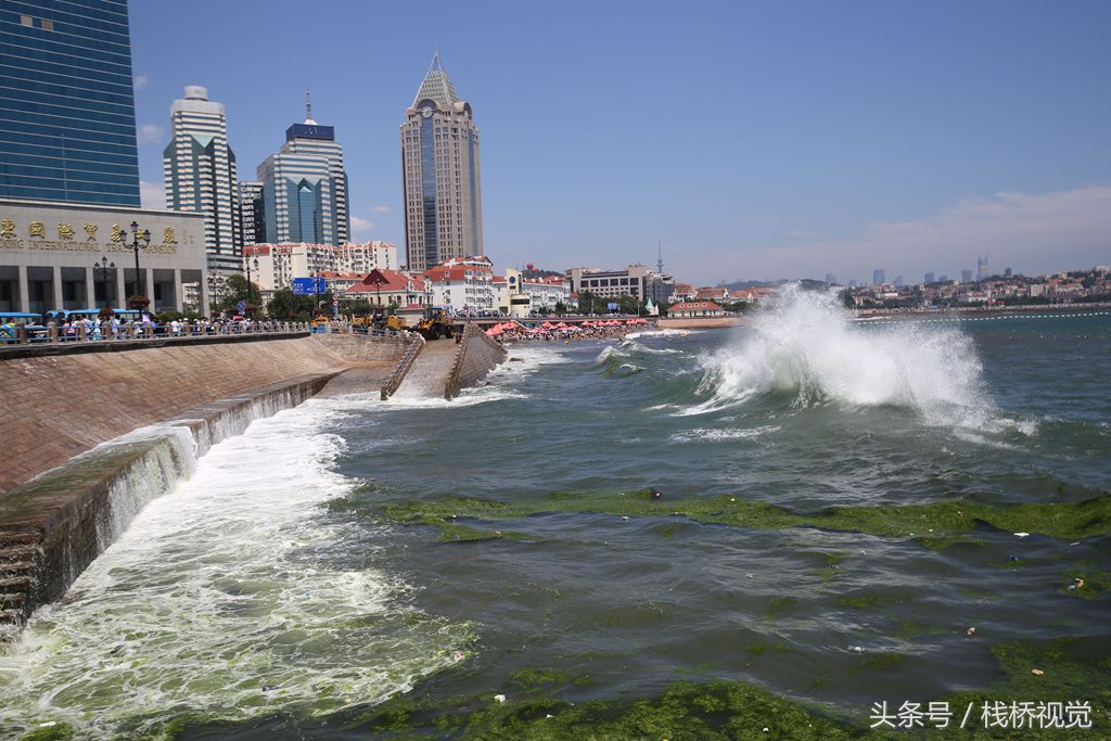 1/ 20 2018年7月22日,山东省青岛栈桥海滨大浪滔天.