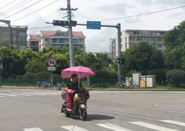 2018年7月14号13:13,灵溪镇玉苍路与龙渡路交叉口红绿灯处有闯红灯