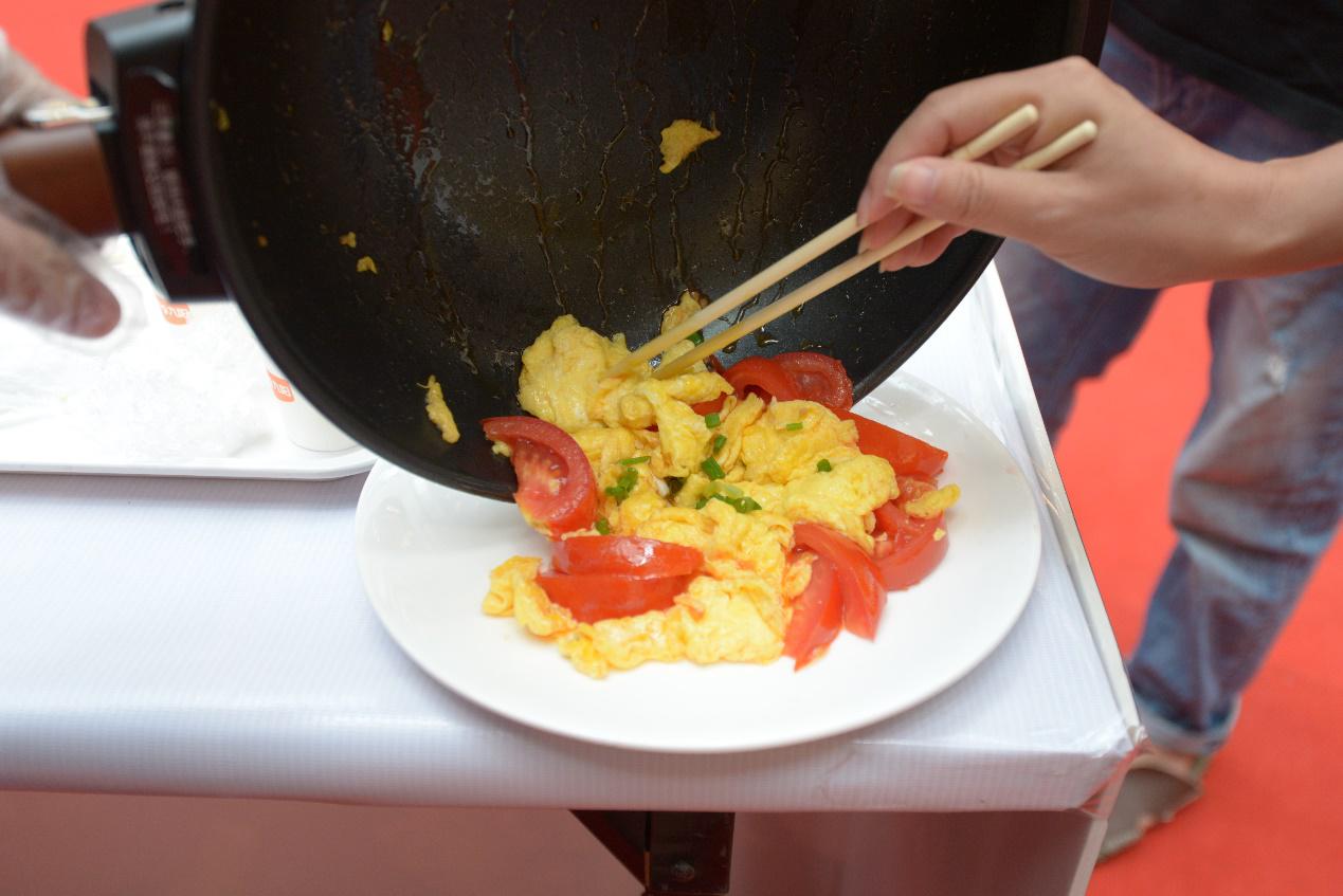 炒菜机器人制作的西红柿炒鸡蛋热腾腾出锅