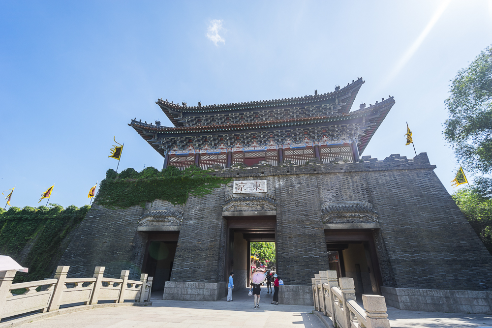 水泊梁山在山东,那为什么《水浒传》取景地却是在无锡水浒城