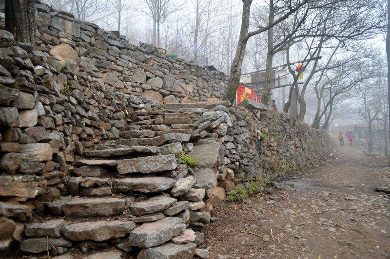 河南辉县以石头为建筑主体的石头村
