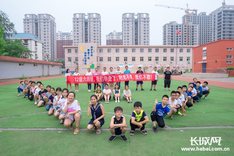 近日,唐山市燕京小学2012级六四班50名毕业生在返校日来到学校,用镜头