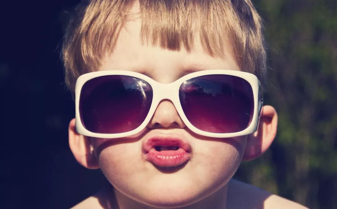 5岁男孩戴太阳镜引发眼睛肿痛,其实不戴危害更大!