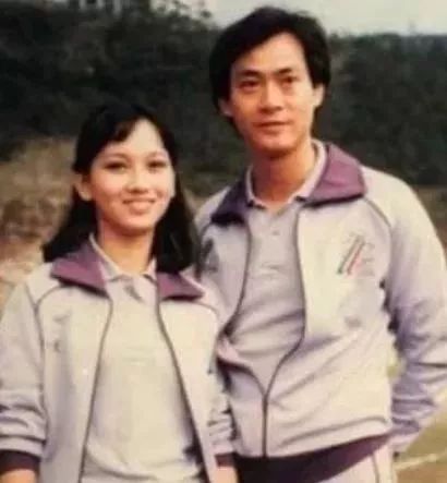 与肥肥离婚仅一年,郑少秋便与官晶华结婚了.