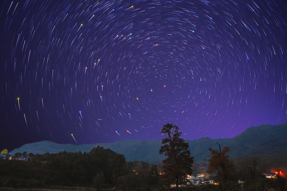 我将星星运动的轨迹拍摄成星轨照片