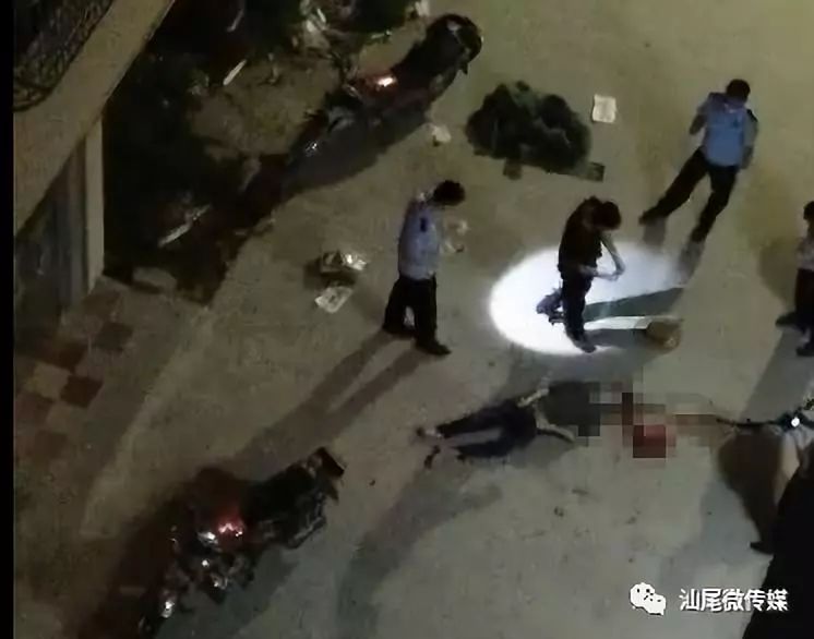 网友爆料:7月20日傍晚,汕尾陆丰南塘某小区发生一起坠楼事件,一男子