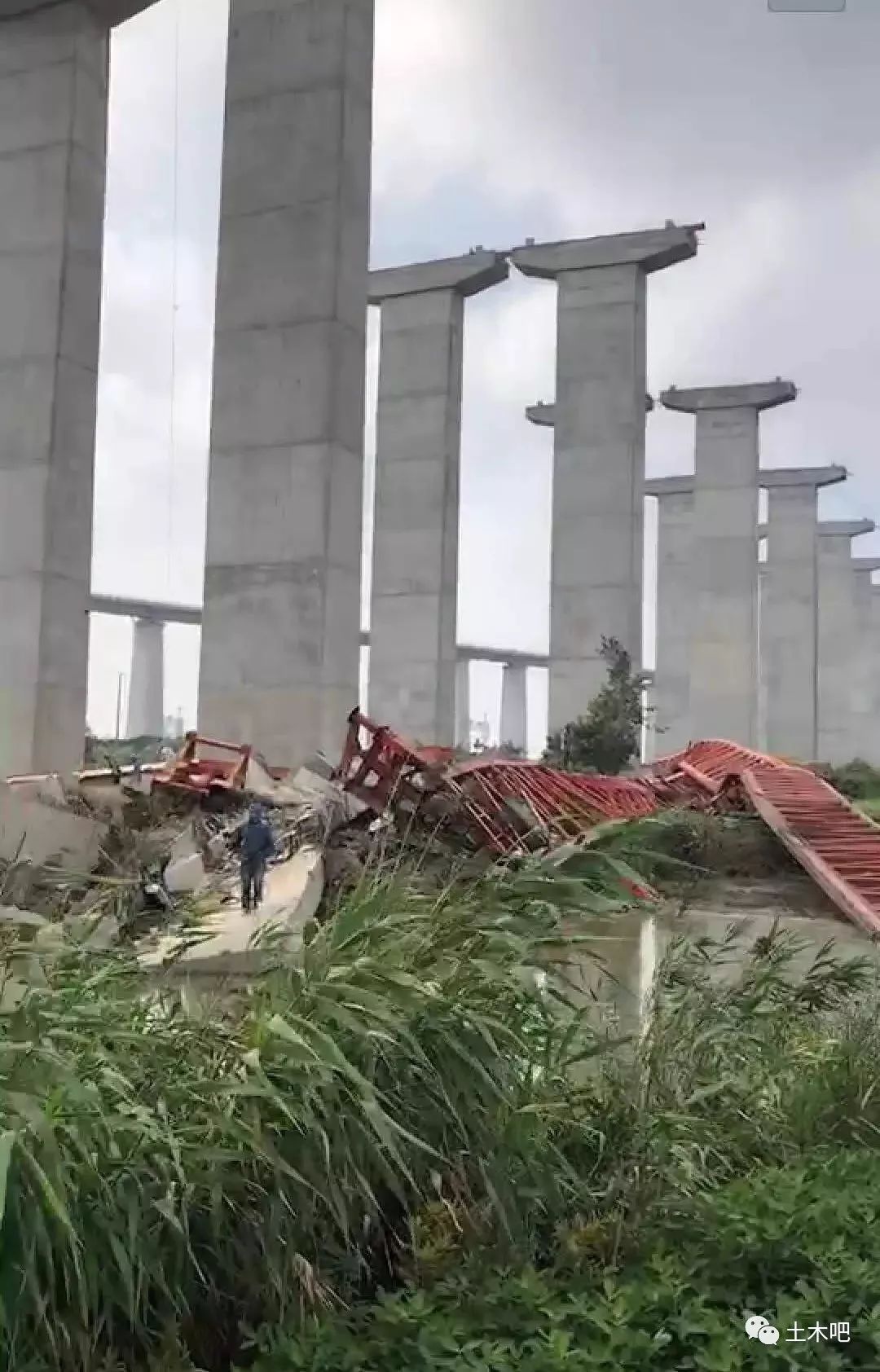 广州一桥梁被船撞断5车坠桥5人遇难 当地成立事故调查组 肇事船责任人已被控制-荆楚网-湖北日报网