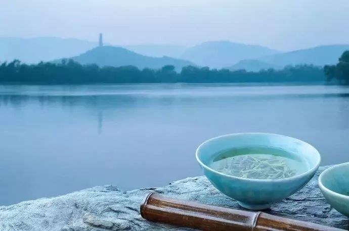 青花瓷天青色等烟雨而我在等你