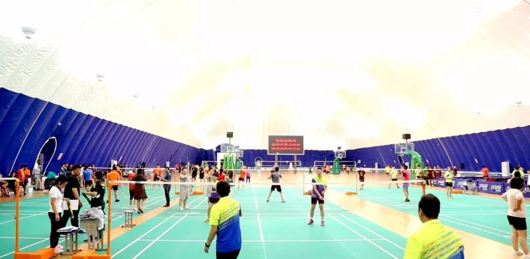 宝清县第二届全民健身运动会羽毛球赛场上的