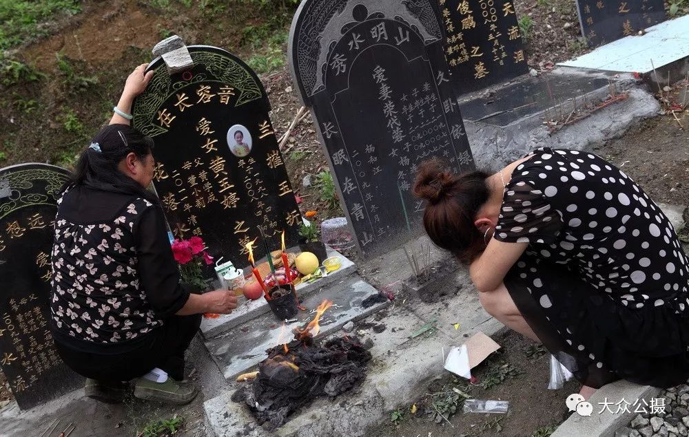 2011年5月10日,汶川地震三周年前夕,汶川县映秀镇遇难者公墓,一名