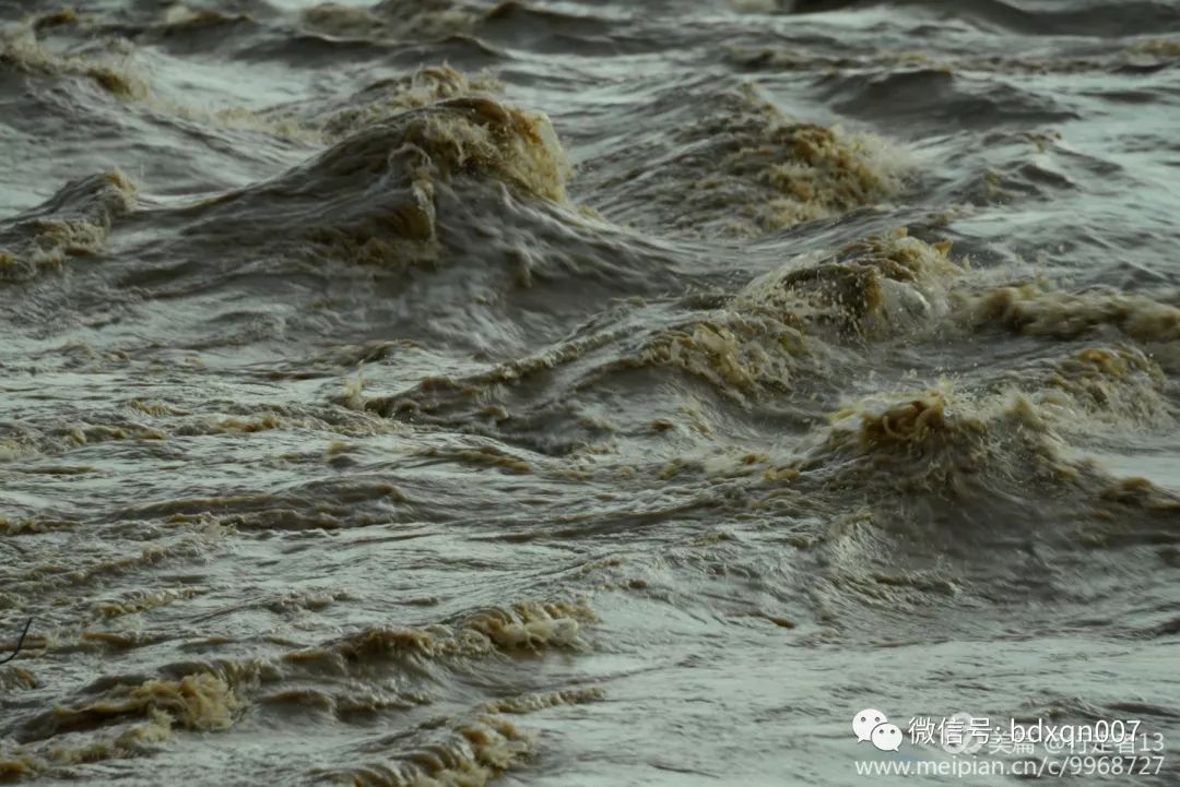 泥沙俱下波涛惊大河潮头人独立渐缓渐平河面宽风起云涌浪头猛山水相依