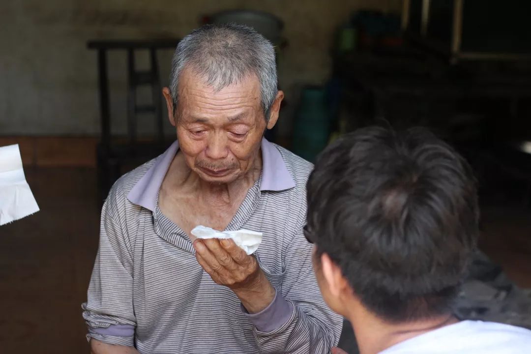 一群年青人来到红岩溪做了几件事,让好多老人都流泪了!