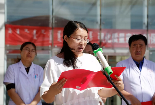 镶黄旗副旗长张玲玲出席仪式并表示祝贺,张玲玲希望张家口市第一医院