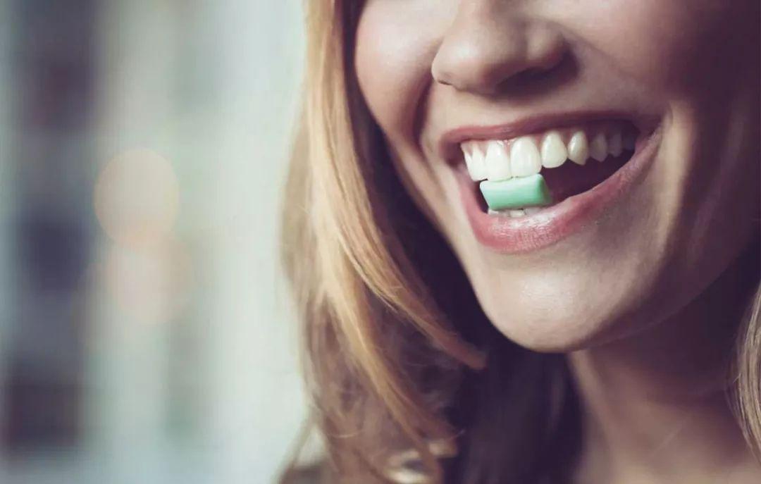 嚼口香糖可以粘合去除牙齿间隙的食物残渣;咀嚼动作可以促进唾液分泌