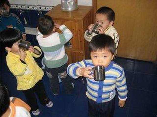 【组图】孩子在幼儿园经常感冒,妈妈看到孩子在幼儿园喝水后怒了!