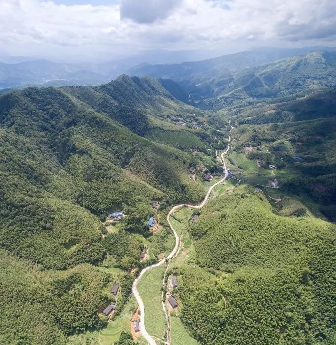 双峰久经风雨的袖珍山村