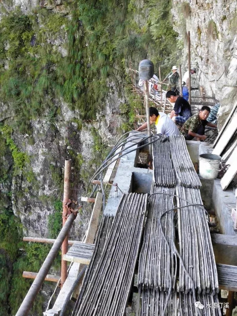 大型观景平台正在施工中,竹栈道已完工,预计2018