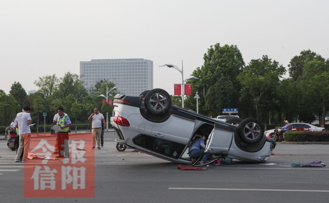 信阳羊山新区发生一起车祸 一轿车四轮朝天