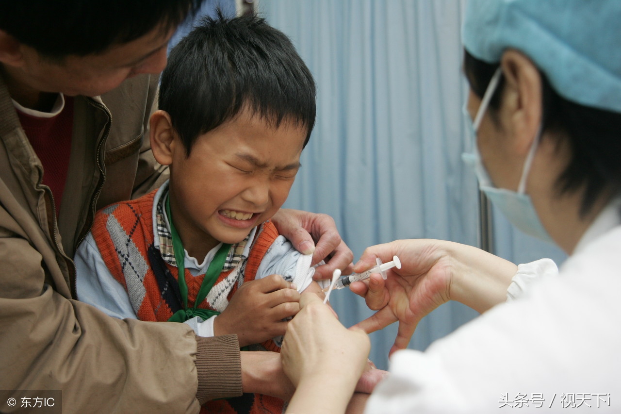 护士给小男孩打针-蓝牛仔影像-中国原创广告影像素材