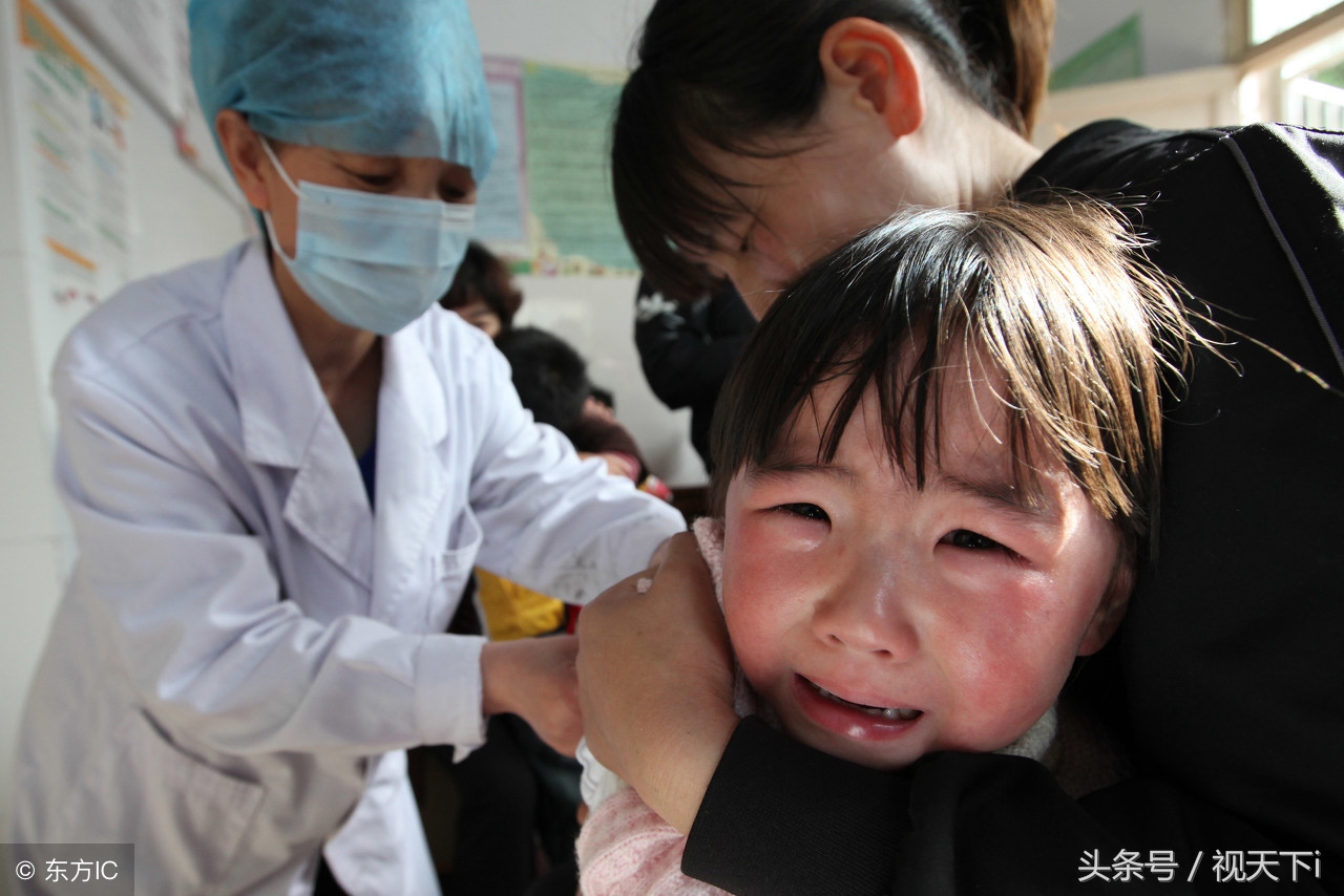 这些孩子注射疫苗时疼痛的表情,直戳家长的泪点,最痛心的不是这