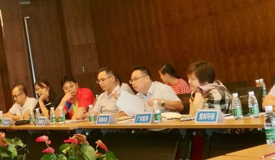 图为:昊链科技副总裁朱胜辉先生在座谈会上发言
