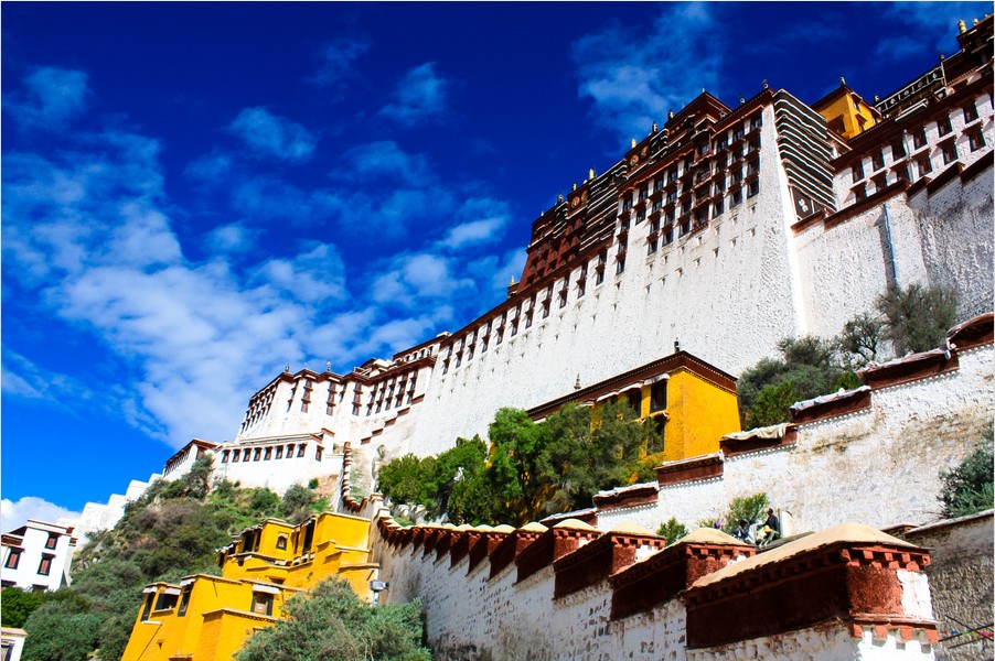 旅游 正文  1,布达拉宫感受拉萨乃至西藏无可替代的象征 2,八廊街体验