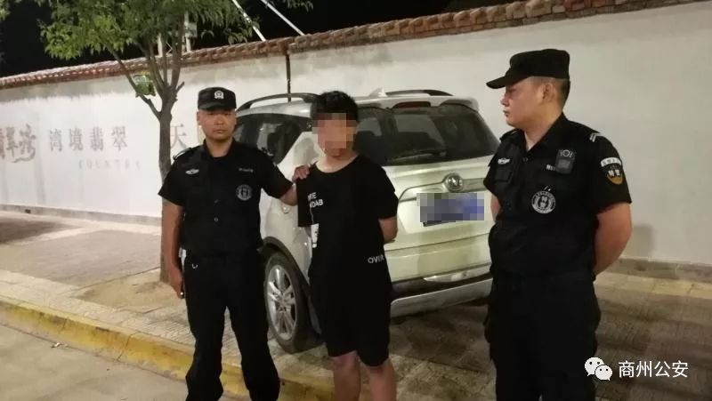 小偷盗窃车内财物专挑凌晨行动巡特警现场抓贼守护鹤城夏夜平安