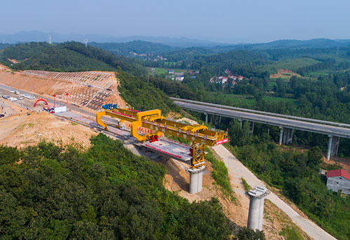 郑万高铁湖北段zwzq-5标首榀箱梁架设仪式在襄阳市南漳县郝家湾双线特