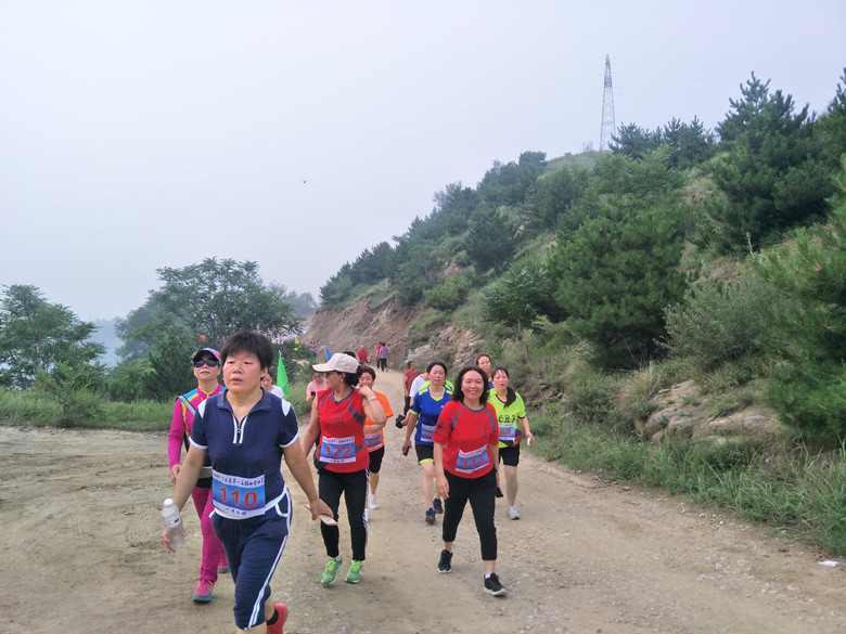 灵丘县举办首届猫山杯登山赛