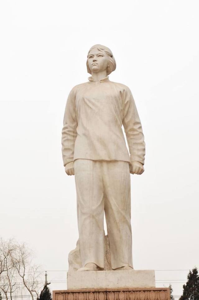 刘胡兰墓三代领导人题词葬在以她命名的村子其弟67年后拜祭