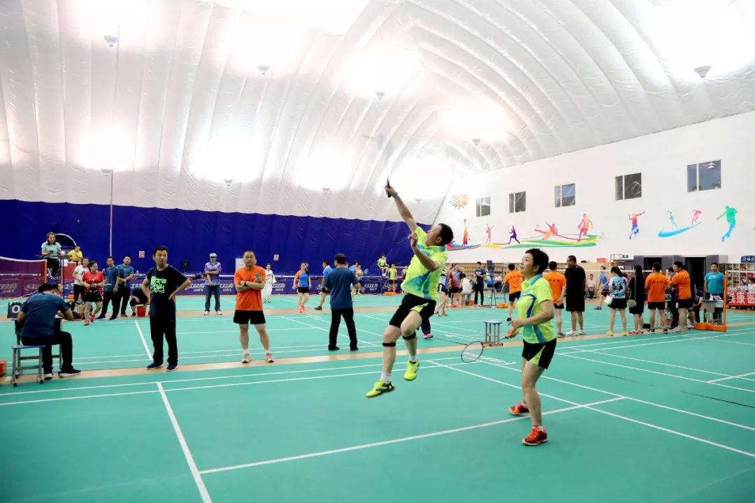 宝清县第二届全民健身运动会羽毛球赛场上的