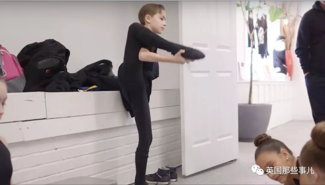 这个跳芭蕾的11岁小男孩,曾是费城艺术中心最孤独的舞者