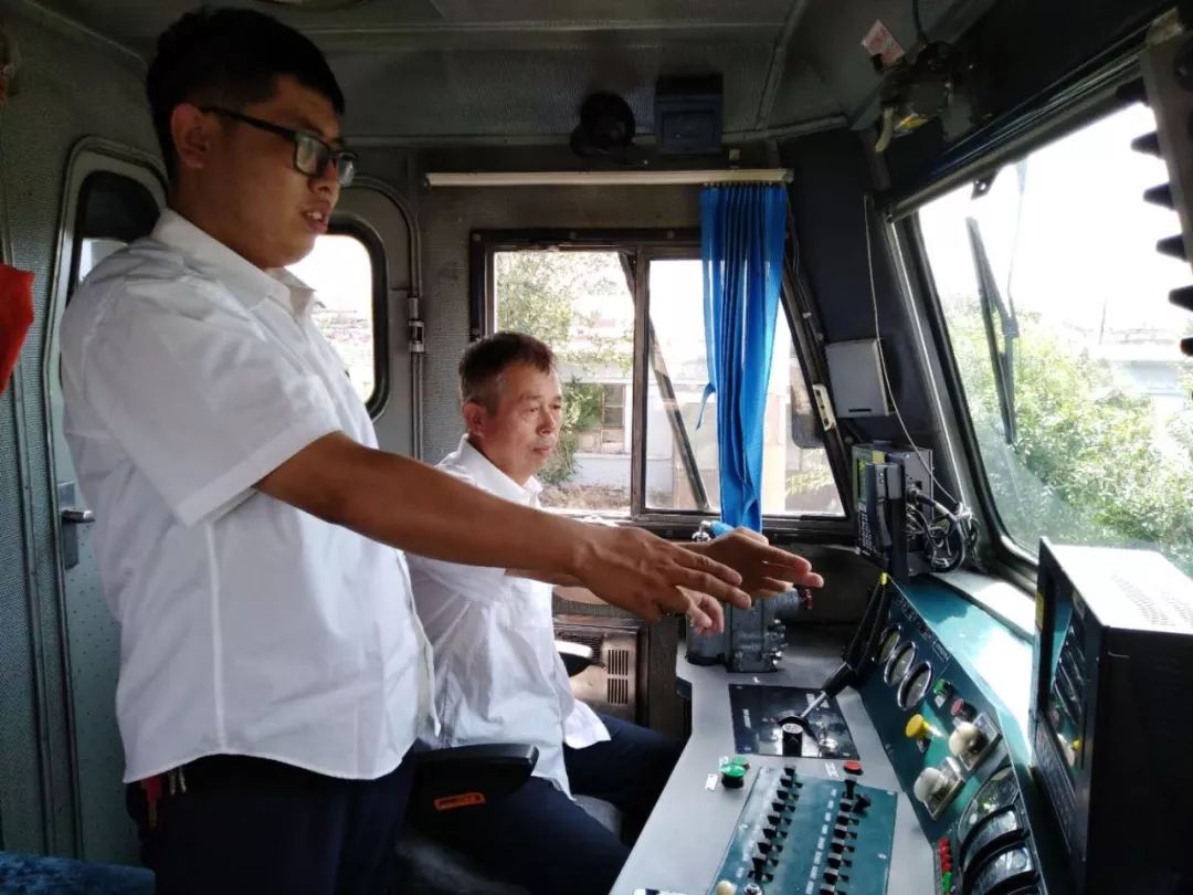 df4dk3104机车和29岁的副司机薛斌53岁的内燃机车司机远泽清7月19日