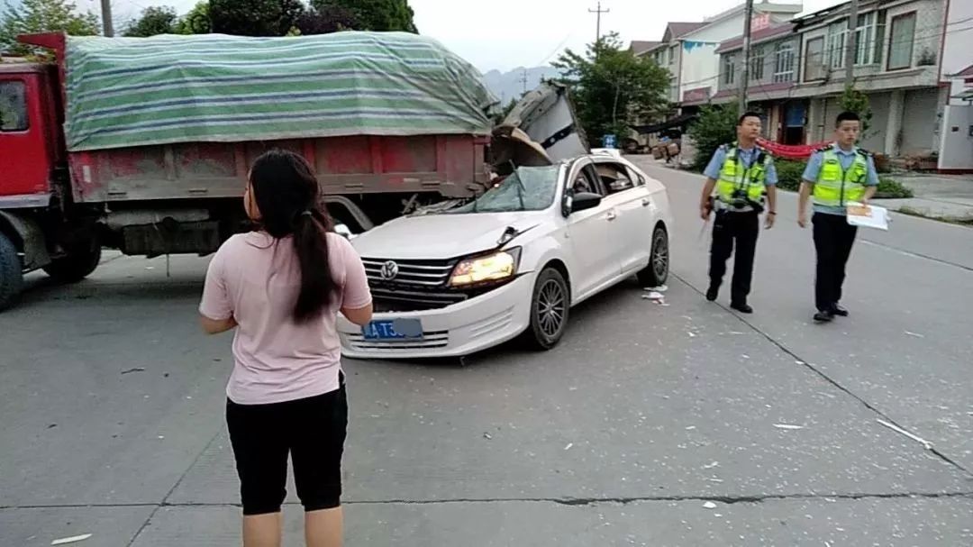 今天早上,江油论坛网友红军帽发帖爆料称:武都七里坡发生一起严重车祸