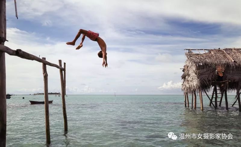 跳水是巴瑶族儿童最大的乐趣,前后反腾,苍鹰展翅,空中旋转,无居无束