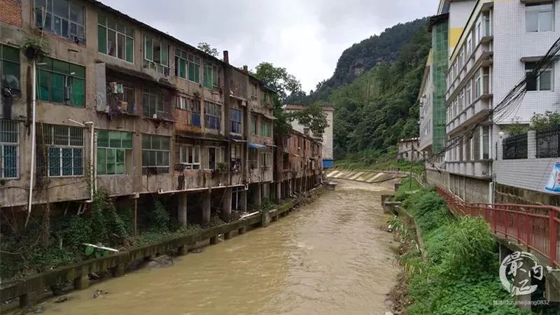 前不久,在威远县越溪镇,一栋临河两层居民楼因受山洪影响局部整体垮塌