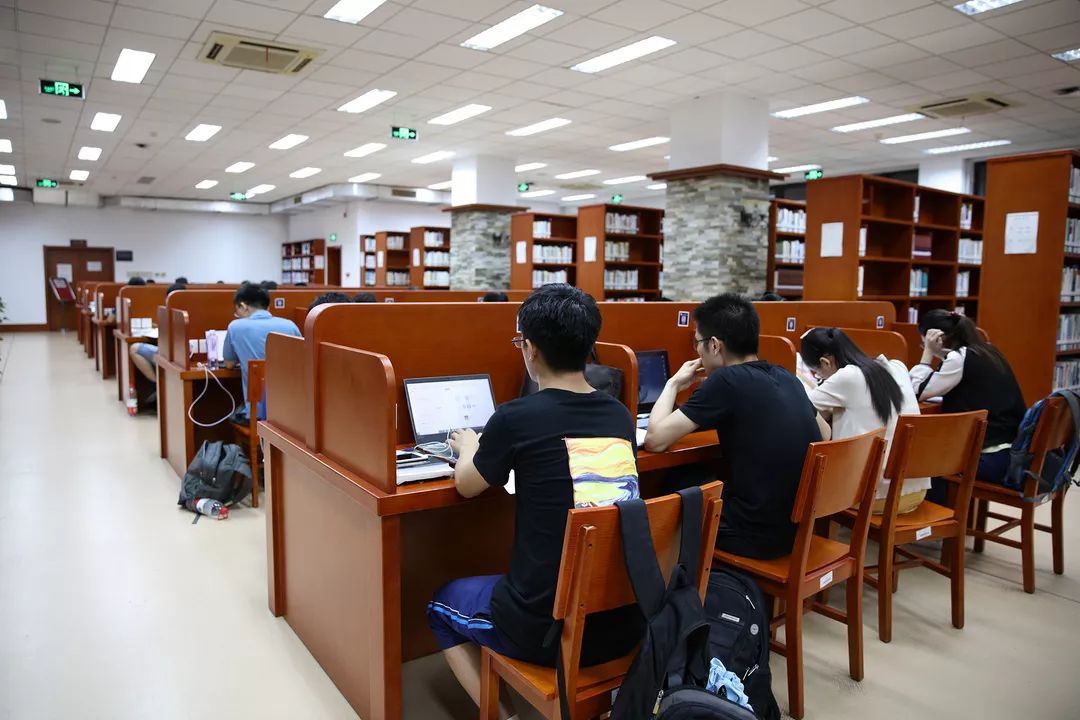 北航图书馆24小时开馆的举措在北京市及国防行业高校内引起广泛关注.