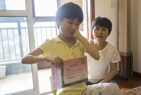 脑瘫女孩10岁会走路19岁考上大学,校长亲自到她家办理